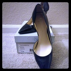 Patent leather pump
